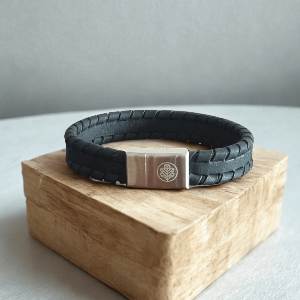 Steelbound (Black) - Iron & Oak